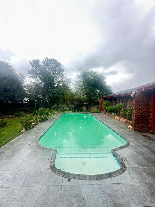 Reyno Ridge House For Sale: 4 beds, pool, solar power, study, security features.