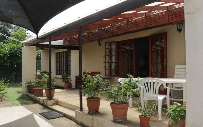 2-bedroom flat in Jordaan Park to rent with private patio and garden.