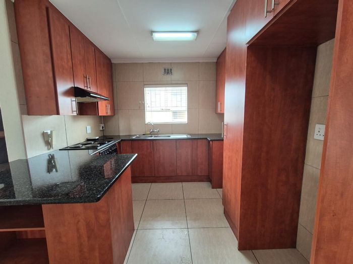 Flat for Sale in Vanderbijlpark SE 2: 2 Bedrooms, patio, close to amenities.