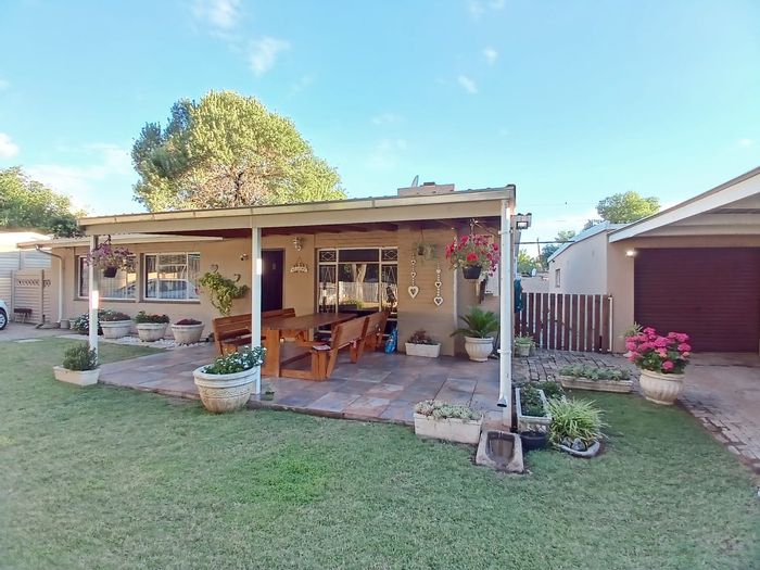 For Sale: House in Sasolburg Ext 12 with 3 bedrooms, garage, and security features.