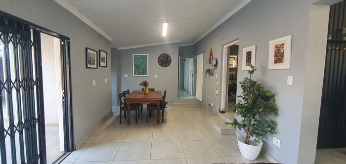 Heidelberg Central House For Sale: 2 Bedrooms, 2 Bathrooms, Double Garage, Low-Maintenance Yard.