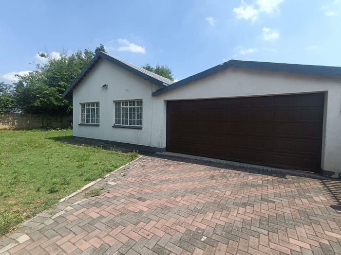 For Sale: House in Vanderbijlpark SE 6 with pool, garage, and ample space.