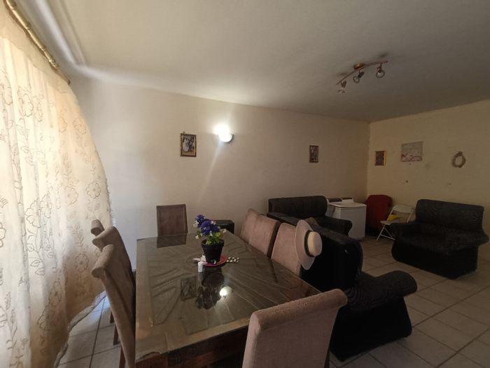 2 Bed Flat For Sale in Vanderbijlpark CW 3 with Enclosed Patio & Open Plan Living.