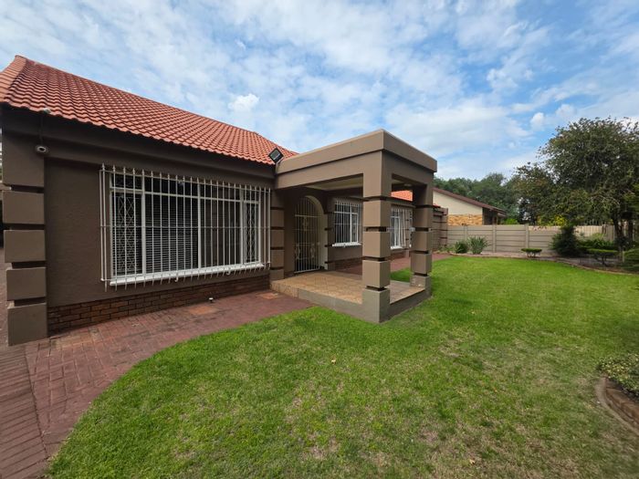 Vaalpark House For Sale: 3 beds, pool, lapa, gym, 3 garages.