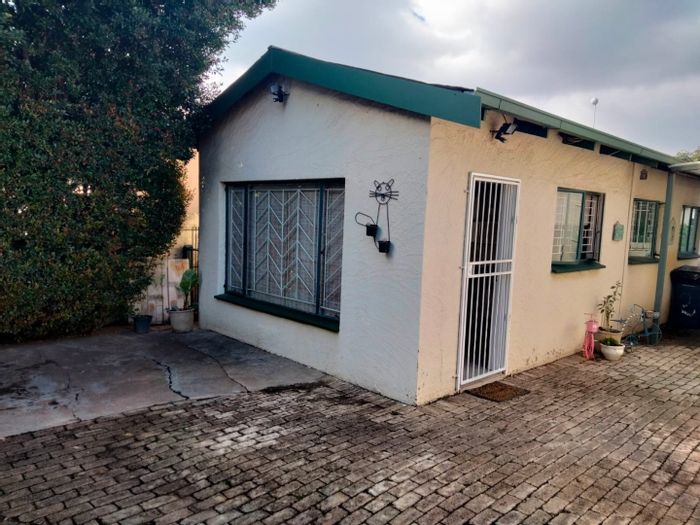 To Rent: 1-Bedroom Flat in Minnebron with Garden, Water & Fibre Included.