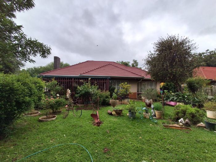 For Sale: Three Rivers House with 3 bedrooms, large garden, and workshop.