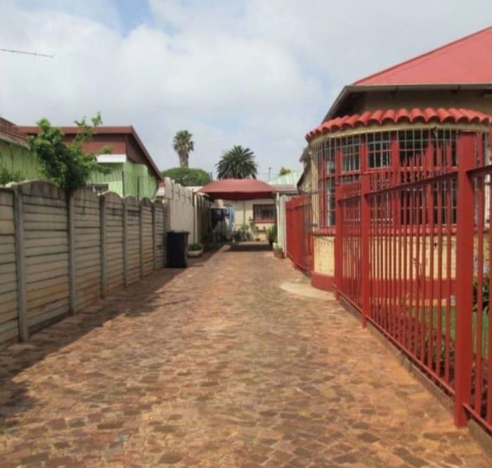 Brenthurst Apartment To Rent: 1 Bed, Pet-Friendly, Own Yard, Pre-Paid Utilities.