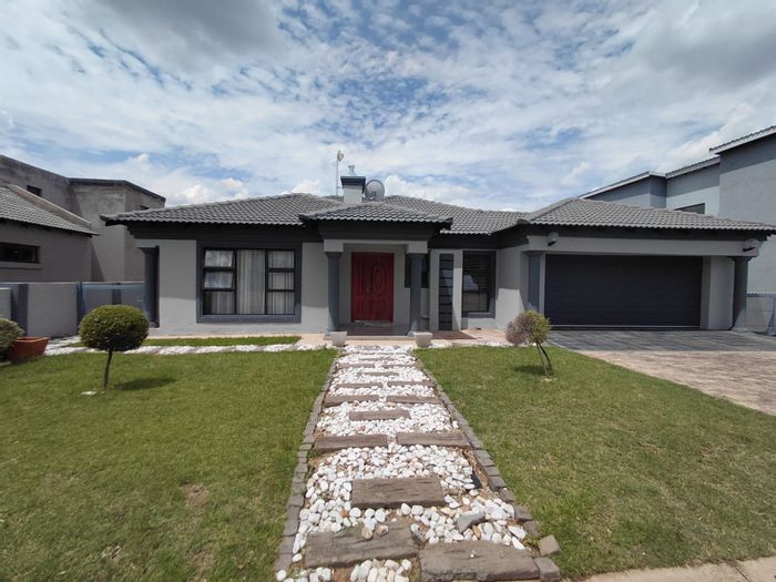 3-bedroom house in Bendor for sale, features study, double garage, and solar system.