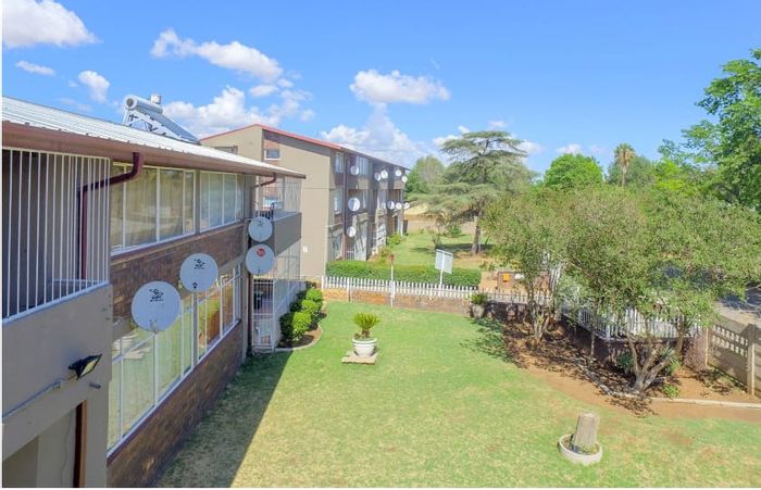 Flat for Sale in Sasolburg Ext 2: 2 Bedrooms, Garage, Ideal Investment.