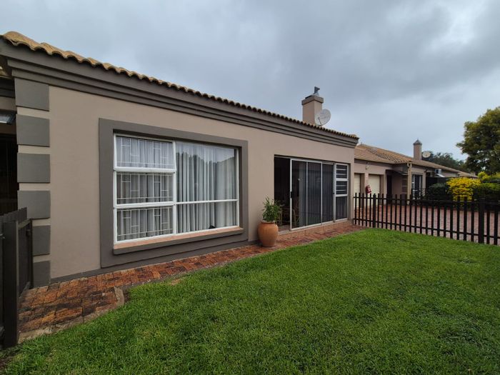 For Sale: Townhouse in Vanderbijlpark SE 2 with garden, security, and patio.