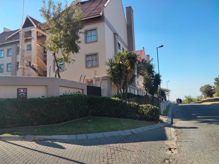 Sundowner Apartment To Rent: 3 bedrooms, communal pool, 24-hour security, covered parking.