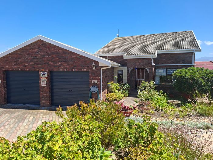 For Sale: House in Fraaiuitsig with 3 bedrooms, garage, and scenic views.