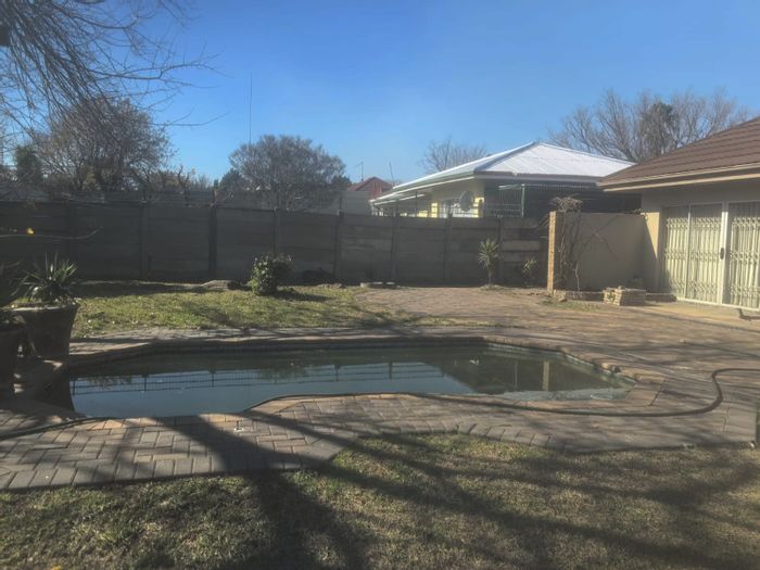 House for sale in Sasolburg Ext 3 with pool, garage, and spacious living.