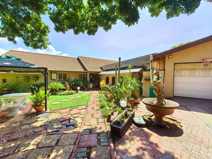 Vaalpark House For Sale: Open plan living, study, outdoor bedroom, large yard.