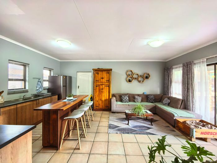 For Sale: Townhouse in Sasolburg Ext 10 with 3 bedrooms, patio, and garden.