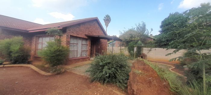 Riversdale House For Sale: 3 bedrooms, pool, lapa, double garage, spacious layout.