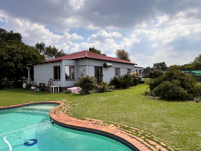 Sundra AH Small Holding For Sale: Spacious land, main house, cottage, pool, outbuildings.