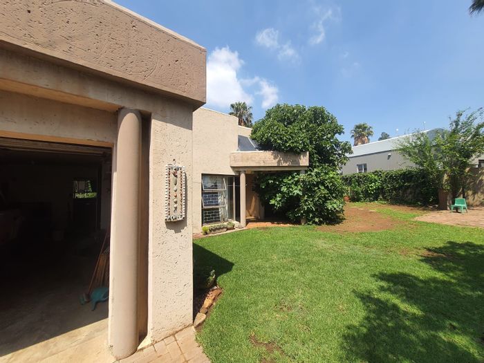 House for Sale in Vanderbijlpark SE 4: 3 Beds, 2 Baths, Double Garage.