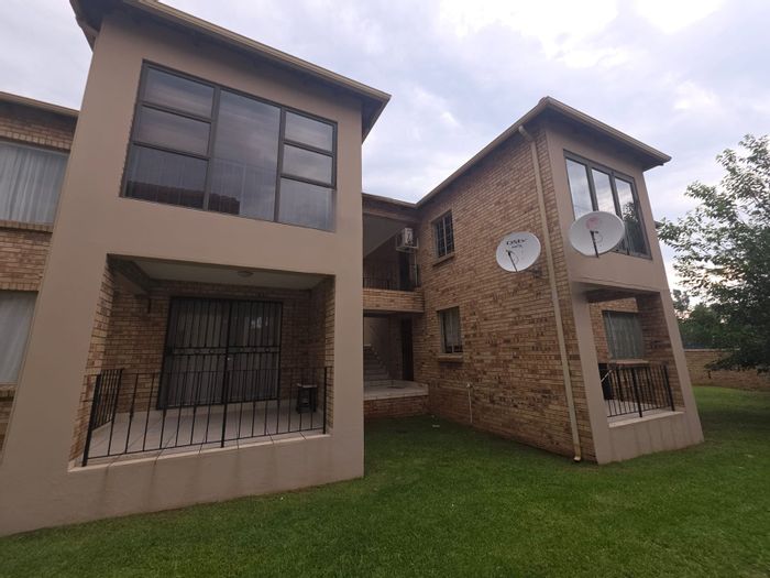 Flat To Rent in Vanderbijlpark Central: 3 Bedrooms, 2 Bathrooms, Carport, Close to Amenities.