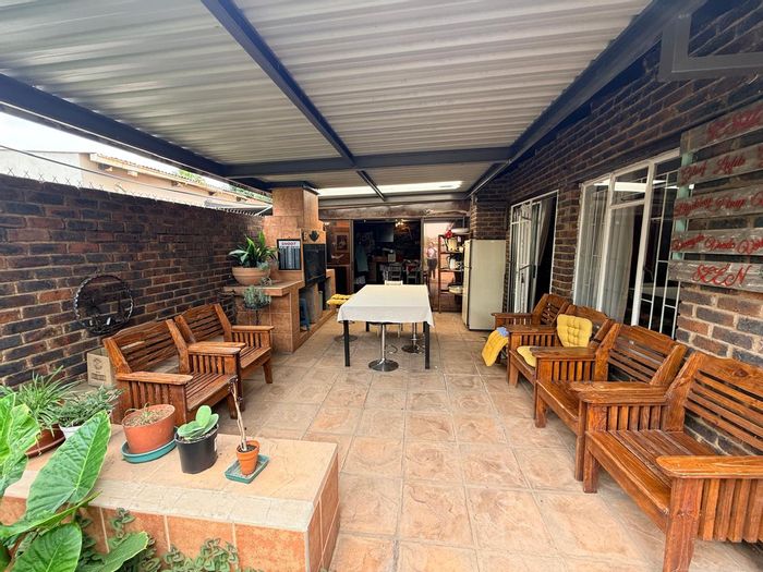 Three Rivers Townhouse For Sale: 3 Bedrooms, patio, braai area, double garage.