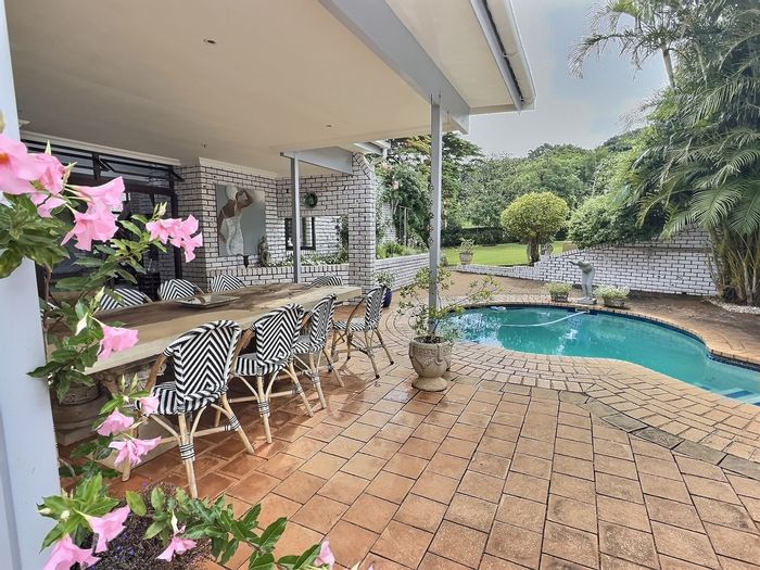 Eco-friendly house in Mtunzini Central with pool, study, and spacious garden. For Sale.