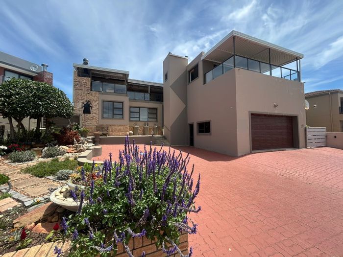 Wavecrest House For Sale: 4 bedrooms, solar power, indoor braai, ocean views.