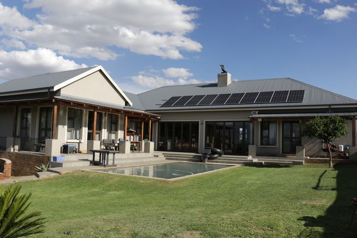 Berg En Dal House For Sale: 4 beds, pool, braai room, solar power.