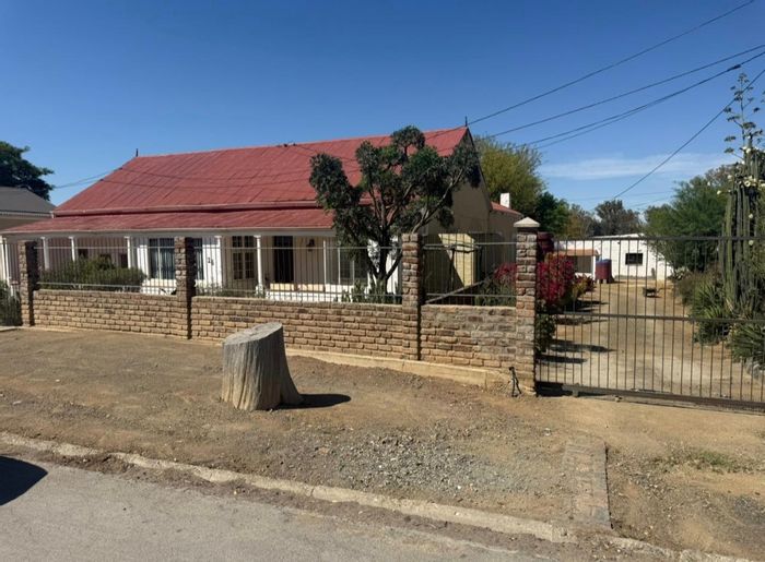 Versatile Jansenville Central house for sale: 5 beds, 2 kitchens, income potential.