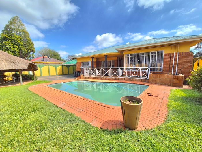 House To Rent in Brenthurst: 3 beds, flatlet, pool, security features, pet-friendly.