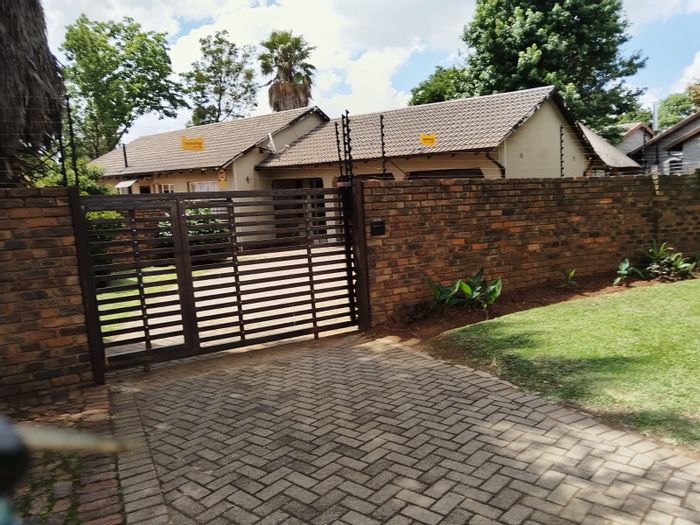 For Sale: House in Crystal Park with 4 bedrooms, Lapa, and double garage.