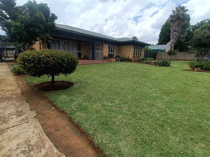 For Sale: House in Vanderbijlpark Central with 4 bedrooms, garden, and garage.
