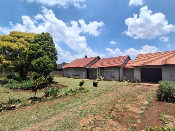 Spacious 3-bedroom house with large garden and garage in Meyerton Central, For Sale.