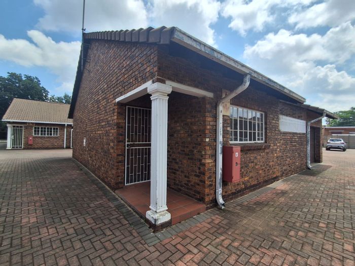 For Sale: 2-Bedroom Townhouse in Arcon Park with garage and patio.