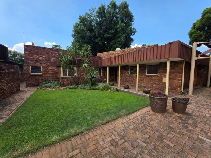 3-Bedroom Townhouse To Rent in Sasolburg Ext 15 with Private Garden and Study.