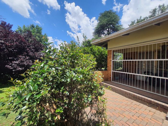 House for Sale in Vanderbijlpark Central: 3 Bedrooms, large garden, and parking.