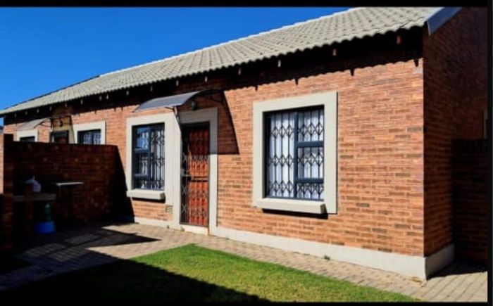 3-Bedroom Apartment To Rent in Terra Nova with open-plan living and built-in braai.