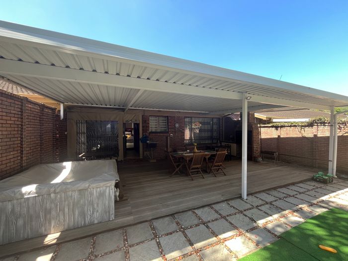 Amanzimtoti Townhouse For Sale: 3 beds, pet-friendly, double garage, communal garden.