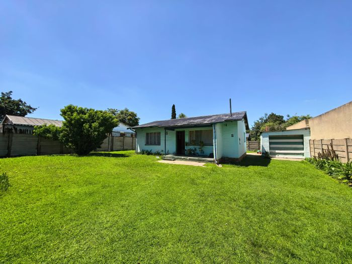 House for Sale in Sasolburg Ext 1: 2 Bedrooms, big yard, garage, outside room.