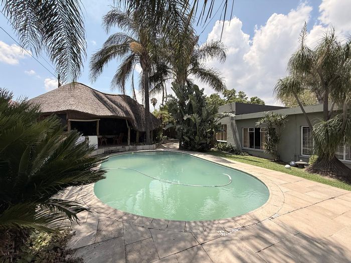 Aviary Hill House For Sale: Pool, lapa, garden, mountain views, 3 beds.