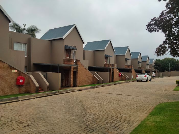Weltevreden Park Apartment To Rent: 1 Bed, communal pool, braai area, secure living.