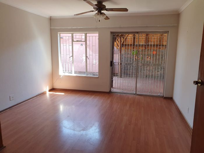 Two-bedroom townhouse in Three Rivers with garage, carport, and outdoor Lapa. To Rent.