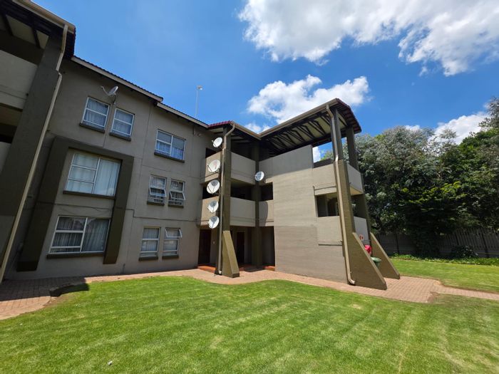 To Rent: 2-Bedroom Flat in Vaalpark with river access and communal pool.
