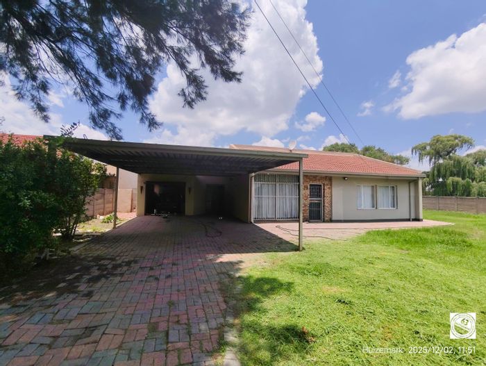 House for Sale in Sasolburg Ext 10: 3 Bedrooms, Pool, Lapa, Spacious Yard.