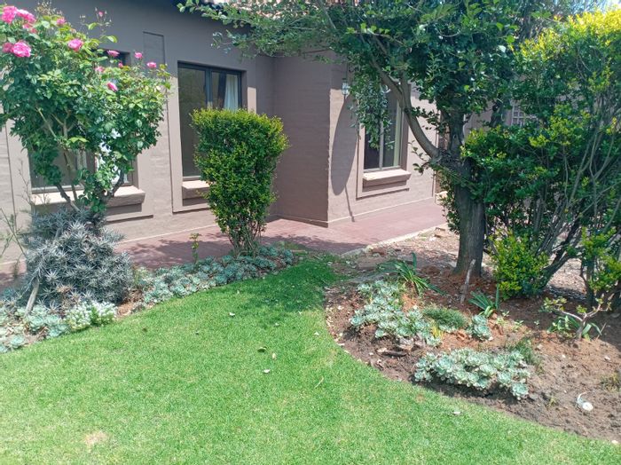 Tuscan-style house in Noordrand for sale, featuring spacious garden and modern amenities.
