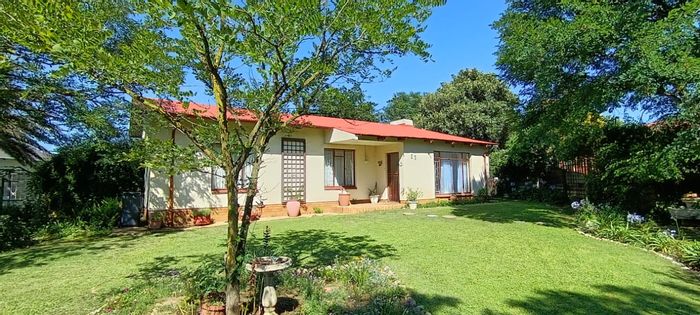 Noycedale House For Sale: 3 Bedrooms, Study, Sunroom, Double Garage, Spacious Backyard.