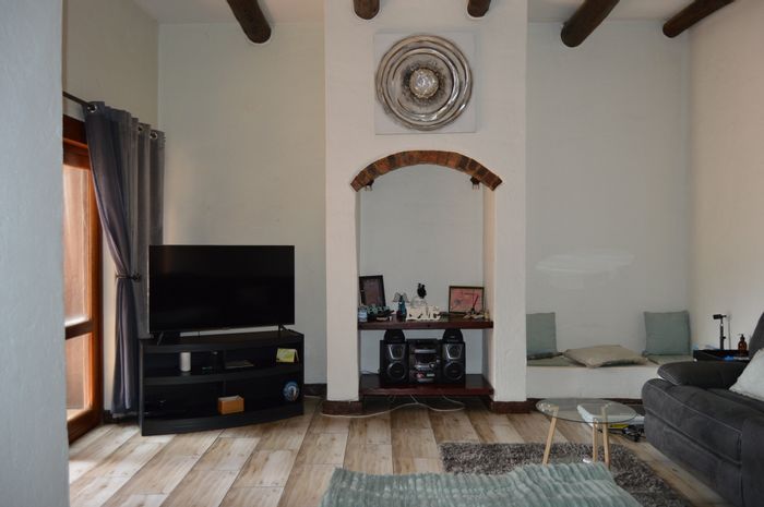 North Riding Townhouse To Rent: 2 beds, pool, secure complex, pet-friendly.