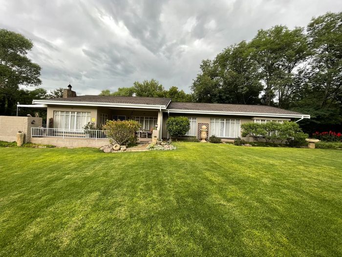 For Sale: Spacious 4-bedroom house in Senekal Central with pool, garden, and study.