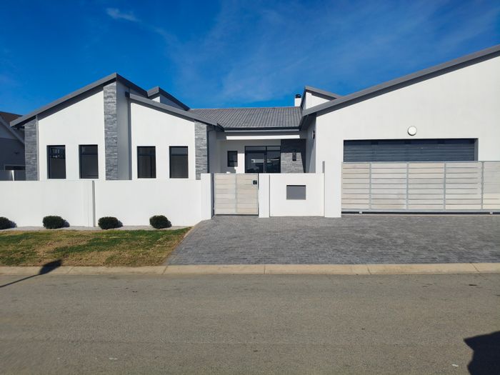 For Sale: House in Fountains Estate with 4 bedrooms, indoor braai, and double garage.
