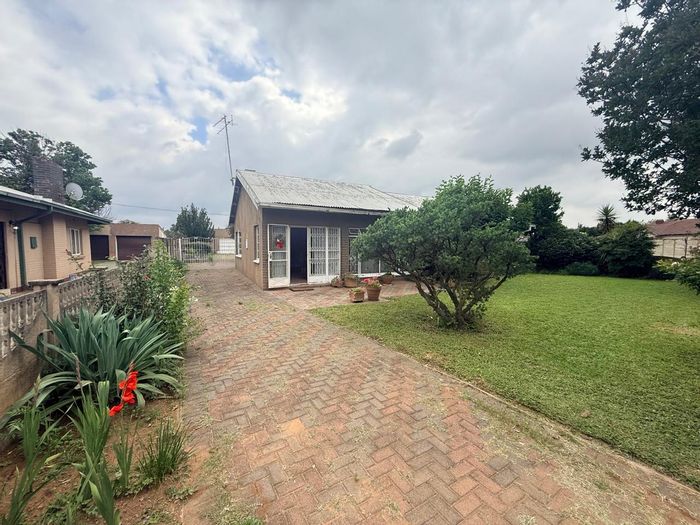 Three Rivers House For Sale: 3 beds, open-plan living, garage, spacious garden.