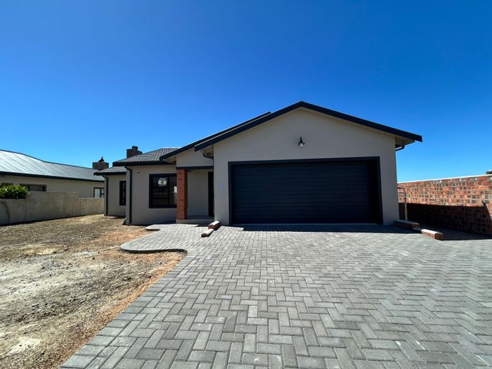 For Sale: House in Fountains Estate with 3 beds, indoor braai, and spacious yard.